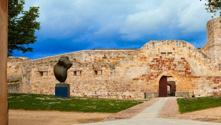 Escultura en el jardín del Castillo Escultura en el jardín del Castillo